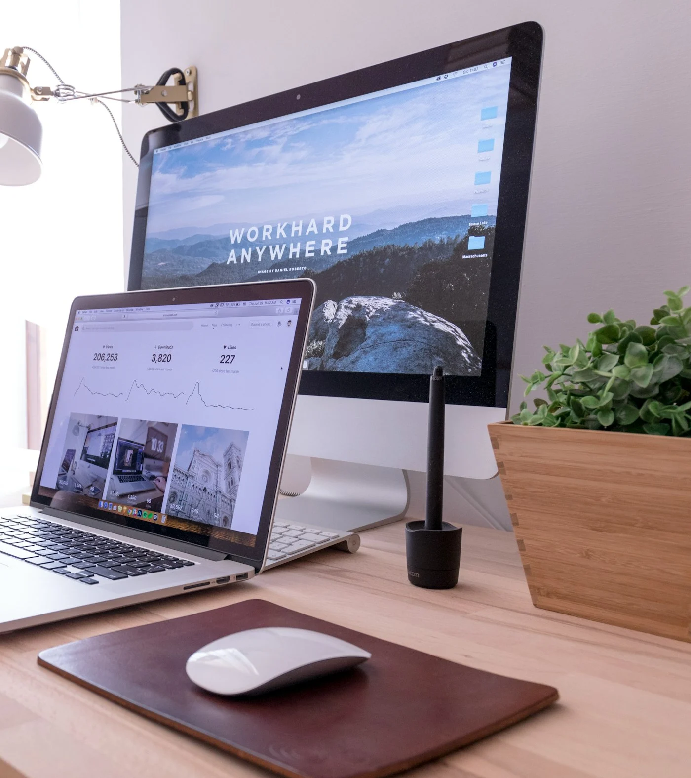 Bureau lumineux d'un web designer : un ordinateur portable affiche la maquette d'un site internet à côté d'un grand écran