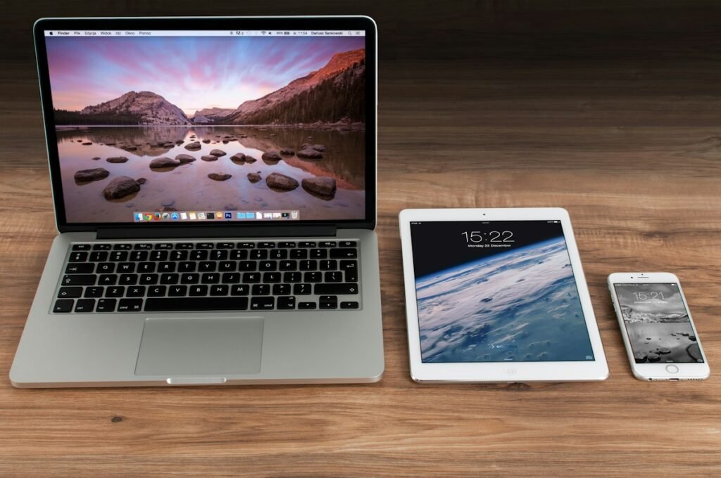 Site internet affiché sur ordinateur, tablette et smartphone