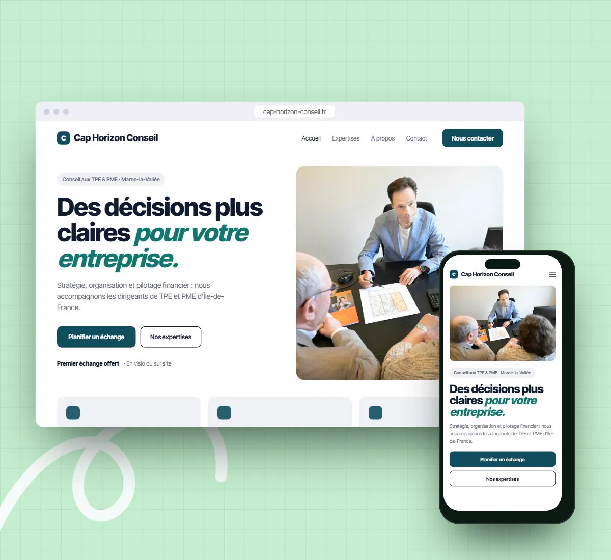 Site d’un cabinet de conseil affiché sur ordinateur et sur téléphone